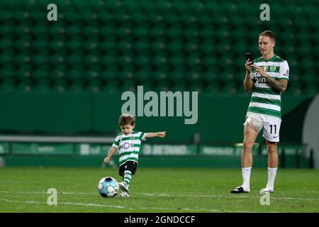 Lisbona, Portogallo. 24 settembre 2021. Nuno Santos of Sporting CP gioca con suo figlio dopo la partita di calcio della Lega Portoghese tra Sporting CP e CS Maritimo allo stadio Jose Alvalade di Lisbona, Portogallo, il 24 settembre 2021. (Credit Image: © Pedro Fiuza/ZUMA Press Wire) Credit: ZUMA Press, Inc./Alamy Live News Foto Stock