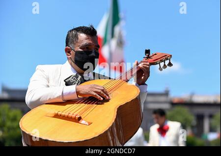 Toluca, Messico. 24 settembre 2021. Un Mariachi suona una canzone durante una dimostrazione per chiedere che le autorità siano approvate la legge di Amnesty nello Stato del Messico di fronte alla Camera dei deputati dello Stato del Messico. Il 24 settembre 2021 a Toluca, Messico. (Foto di Amaresh V. Narro/Eyepix Group) Credit: Eyepix Group/Alamy Live News Foto Stock