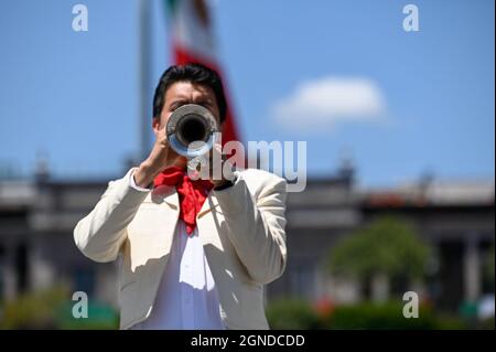 Toluca, Messico. 24 settembre 2021. Un Mariachi suona una canzone durante una dimostrazione per chiedere che le autorità siano approvate la legge di Amnesty nello Stato del Messico di fronte alla Camera dei deputati dello Stato del Messico. Il 24 settembre 2021 a Toluca, Messico. (Foto di Amaresh V. Narro/Eyepix Group) Credit: Eyepix Group/Alamy Live News Foto Stock