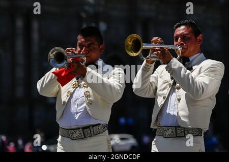 Toluca, Messico. 24 settembre 2021. Un Mariachi suona una canzone durante una dimostrazione per chiedere che le autorità siano approvate la legge di Amnesty nello Stato del Messico di fronte alla Camera dei deputati dello Stato del Messico. Il 24 settembre 2021 a Toluca, Messico. (Foto di Amaresh V. Narro/Eyepix Group) Credit: Eyepix Group/Alamy Live News Foto Stock