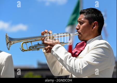 Toluca, Messico. 24 settembre 2021. Un Mariachi suona una canzone durante una dimostrazione per chiedere che le autorità siano approvate la legge di Amnesty nello Stato del Messico di fronte alla Camera dei deputati dello Stato del Messico. Il 24 settembre 2021 a Toluca, Messico. (Foto di Amaresh V. Narro/Eyepix Group) Credit: Eyepix Group/Alamy Live News Foto Stock