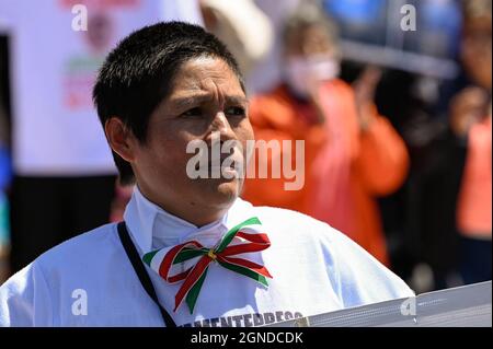 Toluca, Messico. 24 settembre 2021. Una donna Mariachi partecipa a una manifestazione per chiedere che le autorità siano approvate la legge di Amnesty nello Stato del Messico di fronte alla Camera dei deputati dello Stato del Messico. Il 24 settembre 2021 a Toluca, Messico. (Foto di Amaresh V. Narro/Eyepix Group) Credit: Eyepix Group/Alamy Live News Foto Stock