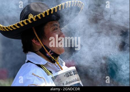 Toluca, Messico. 24 settembre 2021. Una donna Mariachi partecipa a una manifestazione per chiedere che le autorità siano approvate la legge di Amnesty nello Stato del Messico di fronte alla Camera dei deputati dello Stato del Messico. Il 24 settembre 2021 a Toluca, Messico. (Foto di Amaresh V. Narro/Eyepix Group) Credit: Eyepix Group/Alamy Live News Foto Stock