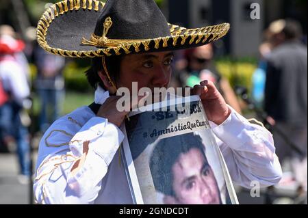 Toluca, Messico. 24 settembre 2021. Una donna Mariachi partecipa a una manifestazione per chiedere che le autorità siano approvate la legge di Amnesty nello Stato del Messico di fronte alla Camera dei deputati dello Stato del Messico. Il 24 settembre 2021 a Toluca, Messico. (Foto di Amaresh V. Narro/Eyepix Group) Credit: Eyepix Group/Alamy Live News Foto Stock