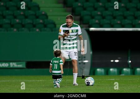 Lisbona, Portogallo. 24 settembre 2021. Nuno Santos of Sporting CP gioca con suo figlio dopo la partita di calcio della Lega Portoghese tra Sporting CP e CS Maritimo allo stadio Jose Alvalade di Lisbona, Portogallo, il 24 settembre 2021. (Credit Image: © Pedro Fiuza/ZUMA Press Wire) Credit: ZUMA Press, Inc./Alamy Live News Foto Stock