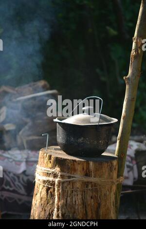 bollitore nero, caldron pentola sul fascio Foto Stock