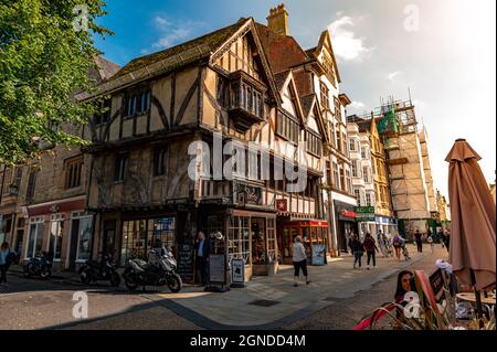 Oxfordshire regno unito 15 settembre 2021 vecchio negozio all'interno della città di oxfordshire con il sole di avvertimento che spinge attraverso dare colori sorprendenti Foto Stock