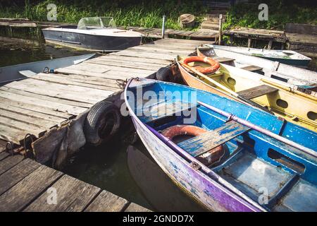 Vecchio ferro sfilacciato e shabby barca noses legato al bacino di legno Foto Stock