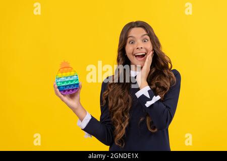 stupito teen girl giocare con pop esso silicone sensoriale fidget gioco, anti stress Foto Stock