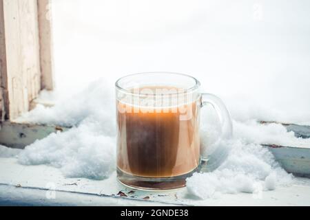 caffè caldo con latte in una tazza di vetro Foto Stock