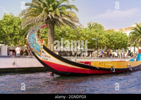 AVEIRO, PORTOGALLO - 26 AGOSTO 2021: Le tradizionali barche Moliceiro colorate presso il canale di Aveiro, Portogallo Foto Stock