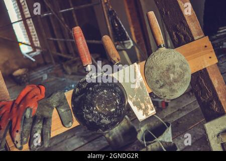 Utensili da costruzione sporchi Foto Stock