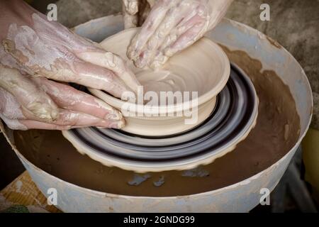 Master class sulla modellazione di argilla su una ruota di un vasaio Foto Stock