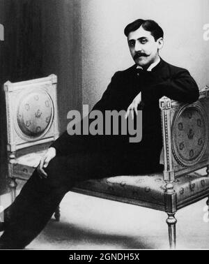 Lo scrittore francese MARCEL PROUST ( 1871 - 1922 ) - SCRITTORE - LETTERATURA - RITRATTO - ritratto - divano - divano - baffi - baffi - GAY - LGBT - omosessuale - omosessualità - omosessualità - omosessuale ---- Archivio GBB Foto Stock