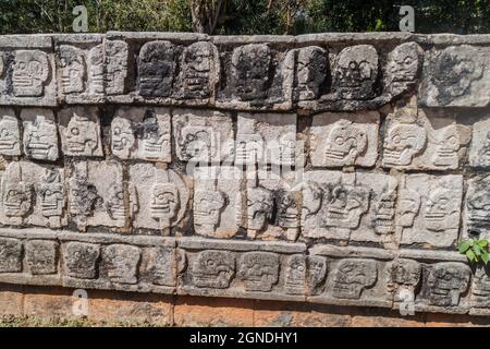 Scafi carvei alla piattaforma delle sculture nel sito archeologico di Chichen Itza, Messico Foto Stock