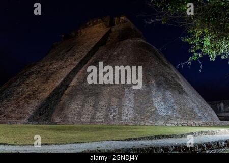 Vista notturna della piramide del Magician Piramide del adipino nell'antica città maya di Uxmal, Messico Foto Stock