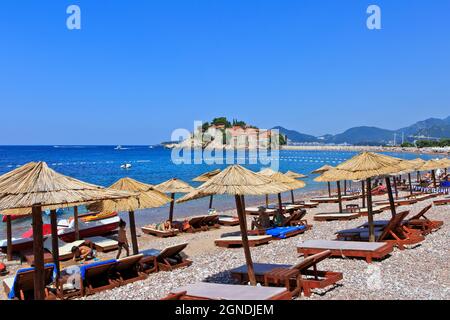 Vista panoramica dalla spiaggia di Sveti Stefan attraverso il bellissimo isolotto di Sveti Stefan (attualmente il resort 5 stelle Aman Sveti Stefan), Montenegro Foto Stock