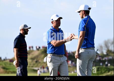 Paul Casey (a sinistra) del Team Europe e Bernd Wiesberger sulla quindicesima buca durante la sessione pomeridiana di quattro Ball del giorno uno della 43 Ryder Cup a Whistling Straits, Wisconsin. Data foto: Venerdì 24 settembre 2021. Foto Stock