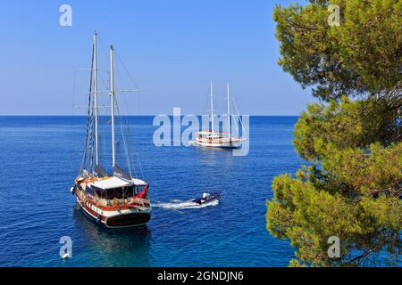 Due splendidi yacht in legno a due alberi (gabbiani) per l'ancoraggio a Sveti Stefan (Budva), Montenegro Foto Stock