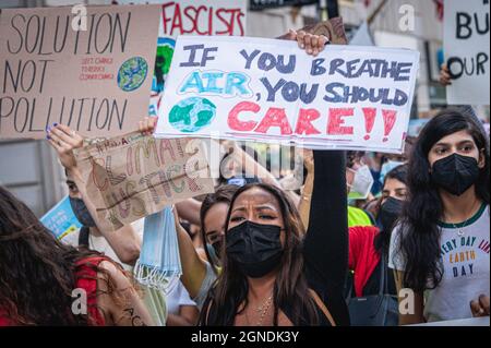 Gli attivisti giovanili del venerdì per la futura New York, insieme al movimento per il clima dei popoli NY e a molti gruppi di difesa del clima alleati si sono riuniti a City Hall Park il 24 settembre 2021 per una marcia a Battery Park. I giovani di New York e di tutto il mondo hanno condotto gli scioperi come parte della settimana climatica, chiedendo un'azione urgente sulla crisi climatica e chiedendo a tutti noi di #UprootTheSystem che ha permesso l'imperialismo, il colonialismo, razzismo e altre ingiustizie sistemiche per danneggiare le persone di tutto il mondo e scaldare pericolosamente il pianeta. (Foto di Erik McGregor/Sipa USA) Foto Stock