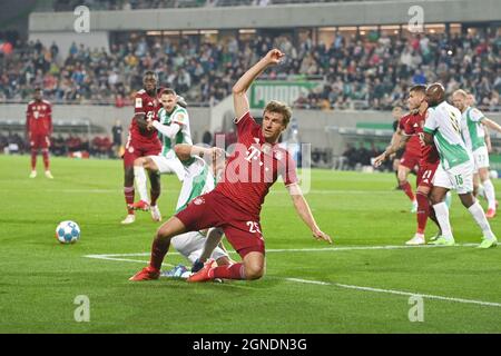 Feurth, Germania. 24 settembre 2021. Fuerth, Germania. 24 settembre 2021. Thomas MUELLER (MULLER, FC Bayern Monaco di Baviera), azione, duelli, scena di penalità. Calcio 1° Bundesliga stagione 2021/2022, 6° matchday, matchday06, Greuther Furth - FC Bayern Monaco di Baviera 1-3, il 24 settembre 2021, Sportpark Ronhof Thomas Sommer in Fuerth credito: dpa/Alamy Live News credito: dpa Picture Alliance/Alamy Live News Foto Stock