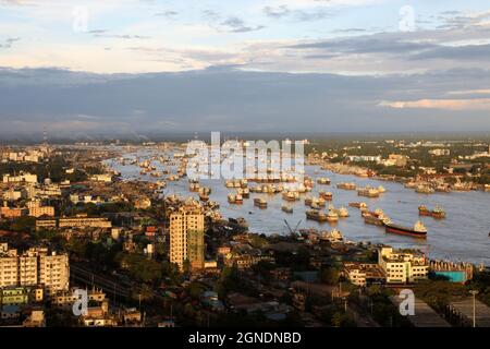 Porto di Chittagong (ufficialmente Chattogram), Bangladesh. , . Centinaia di navi sono avvistate nel fiume Karnafuli vicino al porto di Chattogram. ( Credit: Sipa USA/Alamy Live News Foto Stock
