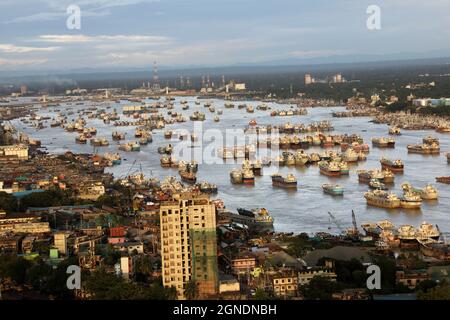 Porto di Chittagong (ufficialmente Chattogram), Bangladesh. , . Centinaia di navi sono avvistate nel fiume Karnafuli vicino al porto di Chattogram. ( Credit: Sipa USA/Alamy Live News Foto Stock
