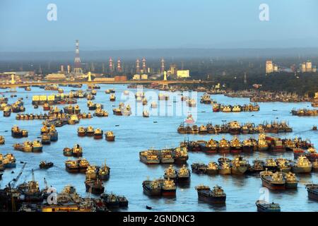 Porto di Chittagong (ufficialmente Chattogram), Bangladesh. , . Centinaia di navi sono avvistate nel fiume Karnafuli vicino al porto di Chattogram. ( Credit: Sipa USA/Alamy Live News Foto Stock