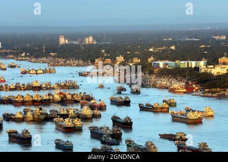 Porto di Chittagong (ufficialmente Chattogram), Bangladesh. , . Centinaia di navi sono avvistate nel fiume Karnafuli vicino al porto di Chattogram. ( Credit: Sipa USA/Alamy Live News Foto Stock