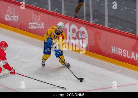 Losanna, Svizzera. 9 aprile 2021. Davyd Barandun di HC Davos è in azione durante l'ottava partita della stagione della Lega Nazionale Svizzera 2021-2022 con la Losanna HC e HC Davos (Foto di Eric Dubost/Pacific Press) Credit: Pacific Press Media Production Corp./Alamy Live News Foto Stock