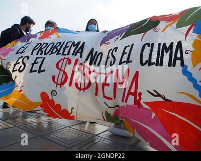 Lima, Perù. 24 settembre 2021. Gruppo di dimostranti con una bandiera che dice "il problema non è il clima, è il sistema" quando decine di attivisti svolgono una manifestazione di fronte al Palazzo giudiziario peruviano, come parte dello sciopero Globale sul clima chiamato da venerdì per il futuro, per chiedere immediato, Azione concreta e ambiziosa in risposta all'attuale crisi climatica credito: Fotoholica Press Agency/Alamy Live News Foto Stock