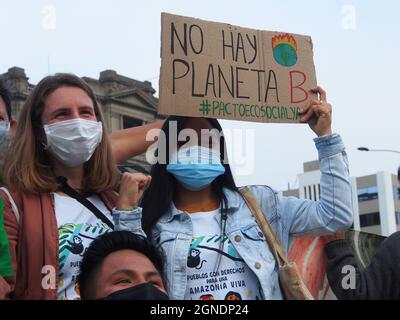 Lima, Perù. 24 settembre 2021. Gruppo di dimostranti con una bandiera che recita 'non c'è pianeta B' quando decine di attivisti svolgono una manifestazione di fronte al Palazzo giudiziario peruviano, come parte dello sciopero climatico globale chiamato da venerdì per il futuro, per chiedere immediato, Azione concreta e ambiziosa in risposta all'attuale crisi climatica credito: Fotoholica Press Agency/Alamy Live News Foto Stock