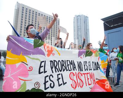 Lima, Perù. 24 settembre 2021. Gruppo di dimostranti con una bandiera che dice "il problema non è il clima, è il sistema" quando decine di attivisti svolgono una manifestazione di fronte al Palazzo giudiziario peruviano, come parte dello sciopero Globale sul clima chiamato da venerdì per il futuro, per chiedere immediato, Azione concreta e ambiziosa in risposta all'attuale crisi climatica credito: Fotoholica Press Agency/Alamy Live News Foto Stock