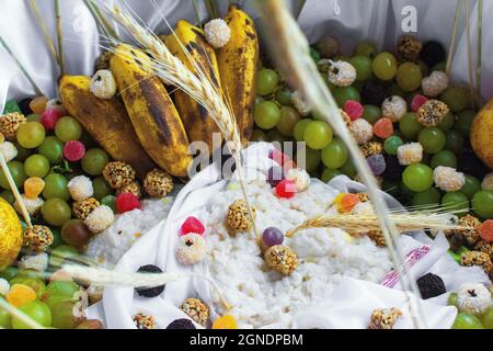 Salvador, Bahia, Brasile - 02 febbraio 2016: Membro della religione candomble partecipa ad un partito in onore di Yemanja nella città di Salvador. Foto Stock