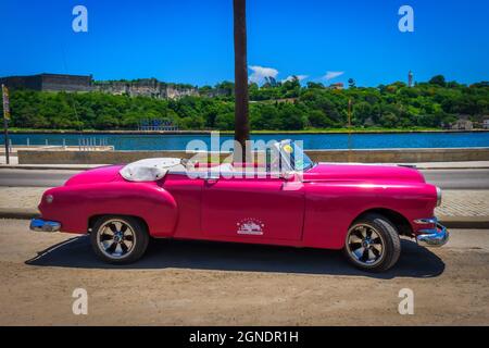 Havana, Cuba, luglio 2019, vista di una Chevrolet rosa convertibile parcheggiato utilizzato come auto a noleggio per i turisti Foto Stock