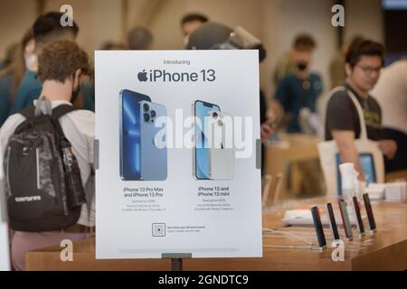 Londra, Regno Unito. 24 settembre 2021. Un poster di iphone 13 come le persone mostrano un grande interesse per l'Apple Store a Regent Street, Londra il primo giorno di rilascio dell'iPhone 13. Credit: SOPA Images Limited/Alamy Live News Foto Stock