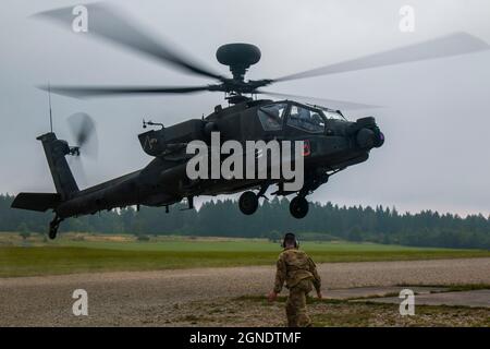 Briga. Il Gen. Joseph Hilbert, 7° comando di addestramento dell'Esercito che comanda il generale, gestisce un sistema di armi Apache AH-64D durante il Battaglione di attacco del 1-3, 12° giorno della famiglia delle Brigate dell'Aviazione di combattimento, 18 settembre 2021, presso la Grafenwoehr Training Area, Grafenwoehr, Germania. L'evento è stato parte del 12° CAB Family Day, dove i soldati e le loro famiglie hanno potuto assistere a una dimostrazione di addestramento dei soldati sul campo. Foto Stock