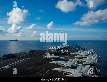 SOUTH CHINA SEA (SETTEMBRE 24, 2021) l'unica compagnia aerea della Marina statunitense USS Ronald Reagan (CVN 76) si spana attraverso le acque internazionali. Ronald Reagan, il fiore all'occhiello del Carrier Strike Group 5, fornisce una forza pronta per i combattimenti che protegge e difende gli Stati Uniti, e sostiene alleanze, partnership e interessi marittimi collettivi nella regione Indo-Pacific. (STATI UNITI Foto Navy di Mass Communication Specialist terza classe Askia Collins) Foto Stock