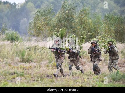 Lviv, Ucraina. 24 settembre 2021. I soldati fuggono durante le esercitazioni militari internazionali "Rapid Trident-2021".sul territorio del Centro internazionale per il mantenimento della pace e la sicurezza dell'Accademia nazionale delle forze terrestri, che prende il nome da Hetman Petro Sahaidachny, comando ucraino-americano e esercitazioni del personale che coinvolgono le truppe "Rapid Trident-2021", Hanno cominciato il 20 settembre e dureranno fino al 1 ottobre 2021. Ai lavori partecipano soldati di 15 paesi (Ucraina, USA, Germania, Bulgaria, Georgia, Italia, Polonia, Romania, Gran Bretagna e altri). In totale, circa 6,000 servi Foto Stock