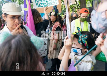 New York, Stati Uniti. 24 settembre 2021. Poche centinaia di persone hanno partecipato venerdì per il futuro Global Climate Strike a New York, marciando da City Hall Park a Battery Park e tenendo un rally a Battery Park nel centro di Manhattan a New Yokr il 24 settembre 2021. Venerdì gli scioperi climatici sono stati avviati dalla studentessa svedese Greta Thunberg e da allora è diventato un fenomeno globale che ha portato l'attenzione ai cambiamenti climatici per le masse. (Foto di Lev Radin/Sipa USA) Credit: Sipa USA/Alamy Live News Foto Stock