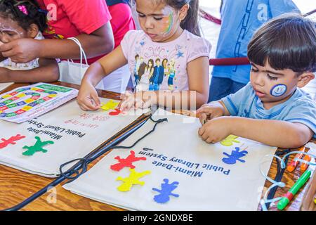 Miami Florida,Main Public Library,Art of Storytelling International Festival,ispanica ragazzo ragazza bambini sorella fratello arti & artigianato cutout adesivi Foto Stock