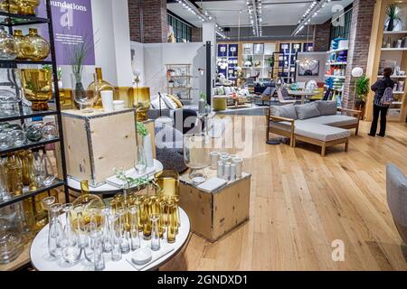 Miami Florida,The Shops at Midtown Miami,West Elm Inside interior,mobili arredamento casa mostra vendita negozio negozio Foto Stock