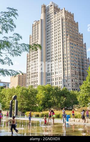 Saint St. Louis Missouri, Gateway Mall Citygarden parco urbano, edificio uffici Southwestern Bell edificio neogotico, fontana pubblica bambini giocare Foto Stock