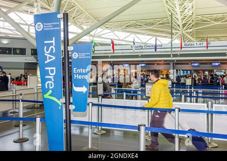 New York City,NY NYC,Queens,John F. Kennedy International Airport JFK,Interior Inside terminal gate TSA Pre Check punto di controllo di sicurezza Foto Stock