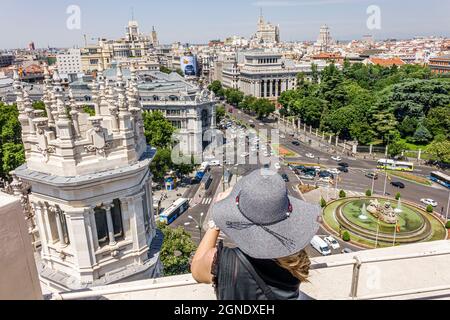 Madrid Spagna,Centro,Retiro,Plaza Cibeles,Palacio de Comunicaciones,Palazzo delle Comunicazioni,balcone vista città skyline traffico donna donna donna indossare cappello Foto Stock