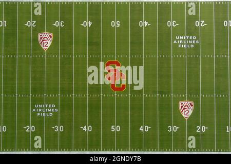 Una vista aerea dei logo della Southern California Trojans e della Conferenza PAC-12 sul campo di calcio del Los Angeles Memorial Coliseum, venerdì 24 settembre 2 Foto Stock