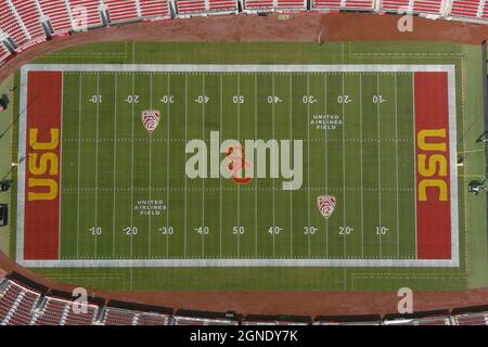 Una vista aerea dei logo della Southern California Trojans e della Conferenza PAC-12 sul campo di calcio del Los Angeles Memorial Coliseum, venerdì 24 settembre 2 Foto Stock