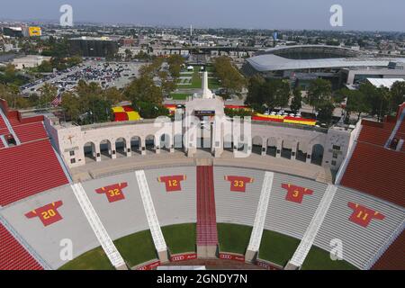 Una visione generale delle maglie dei Trofei Heisman della California Meridionale al Los Angeles Memorial Coliseum Peristyle, venerdì 24 settembre, Foto Stock