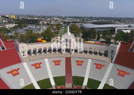 Una visione generale delle maglie dei Trofei Heisman della California Meridionale al Los Angeles Memorial Coliseum Peristyle, venerdì 24 settembre, Foto Stock