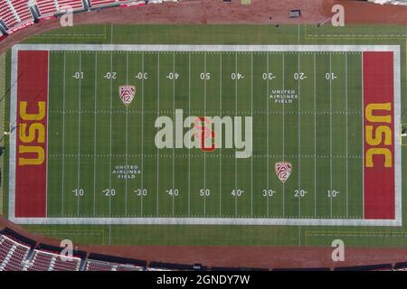 Una vista aerea dei logo della Southern California Trojans e della Conferenza PAC-12 sul campo di calcio del Los Angeles Memorial Coliseum, venerdì 24 settembre 2 Foto Stock